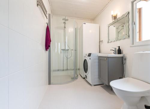 PuolankaLähderinne - Beachfront 2 bedroom log cabin, private beach & sauna的带淋浴、卫生间和盥洗盆的浴室