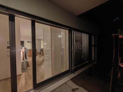 因特拉肯FeWo Interlaken的一间设有滑动玻璃门的房间和一间客厅