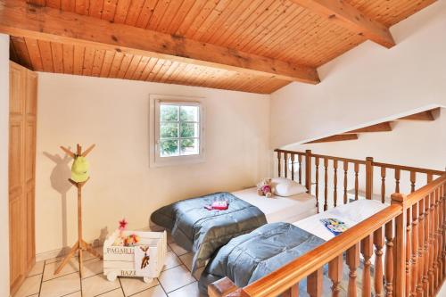滨海隆热维勒Camping Le Petit Rocher的一间带两张床的卧室和楼梯