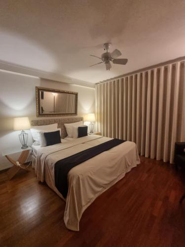 塞辛布拉维拉德索尔住宿加早餐旅馆的一间卧室配有一张大床和吊扇