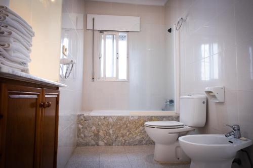 科尼尔-德拉弗龙特拉图里斯提克斯卡波罗施公寓酒店的浴室配有卫生间、浴缸和水槽。