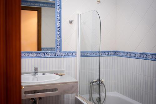 科尼尔-德拉弗龙特拉凯博罗氏旅馆的带淋浴、盥洗盆和浴缸的浴室