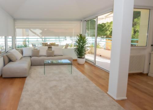 里乔内Luxury Suites Collection - Organza的带沙发和玻璃桌的客厅