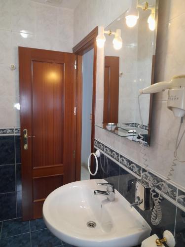 马德里Salomé的浴室设有白色水槽和镜子