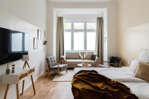 柏林165m2 Downtown Family Suite 5BR, 3Bath, kids room, 11min Alexanderplatz的一间卧室设有一张床和一间客厅。