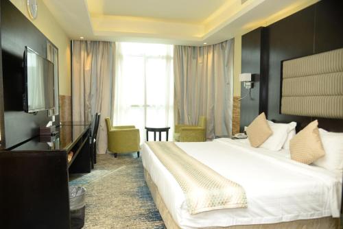 吉达HAWADA PIONEER的酒店客房设有一张大床和一台电视。