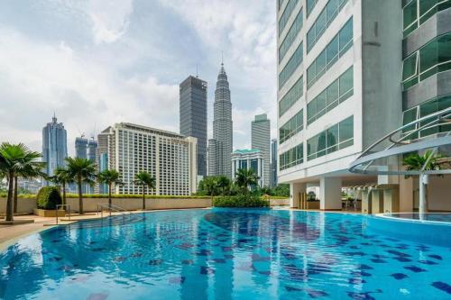 吉隆坡ARH Home KLCC的城市天际线前的大型游泳池