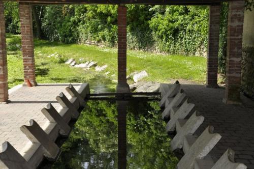 ManthesCafé du lac的水体中长凳的反射