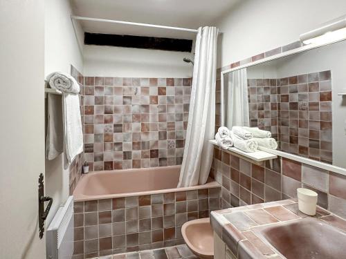 昂蒂布Fisherman House by iCasamia的一间带粉色浴缸和水槽的浴室