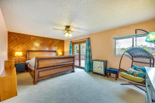 科罗拉多斯普林斯Colorado Springs Home with Patio and Ping Pong Table!的一间卧室配有一张床和吊扇