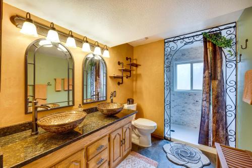 科罗拉多斯普林斯Colorado Springs Home with Patio and Ping Pong Table!的一间带两个盥洗盆和淋浴的浴室