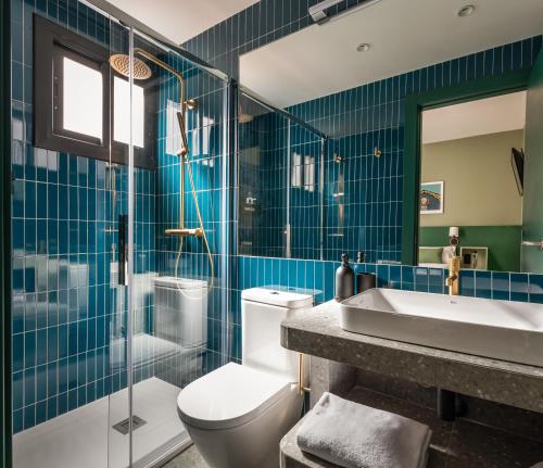 巴塞罗那BYPILLOW Twenty的浴室配有卫生间、盥洗盆和淋浴。