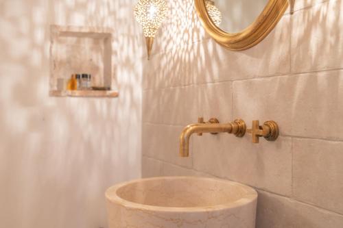 Colle di ToraLetizia lake house panoramic view的一间带水槽和金色水龙头的浴室