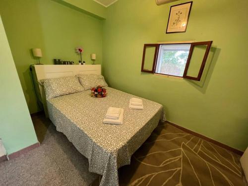 奥托纳Mini House da Maria的一间卧室配有一张床,上面有两条毛巾