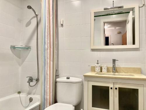 圣玛丽亚港APARTAMENTO GENOVEVA PLAYA - ValdelagranaCadizCom的一间带卫生间、水槽和镜子的浴室