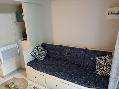 弗兰奎维尔-圣皮尔Agréable et paisible studio的客房设有带枕头的沙发。