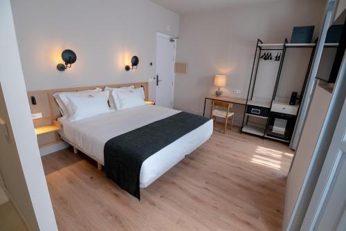 阿尔卡扎德三涓Casa del Médico Hotel Boutique的卧室配有一张白色的大床,铺有木地板