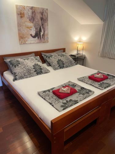 科尔丘拉Apartments Daniela的床上有两个红色枕头的床