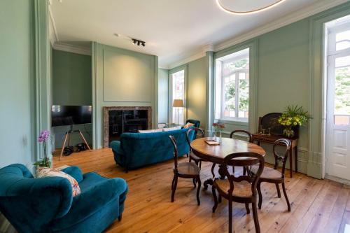 吉马良斯The Grove Houses的客厅配有蓝色的家具和桌子