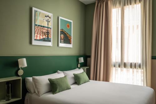 巴塞罗那BYPILLOW Twenty的卧室配有一张大白色床和窗户