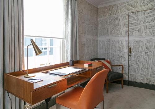伦敦The City of London Club的办公室,配有桌子、椅子和窗户