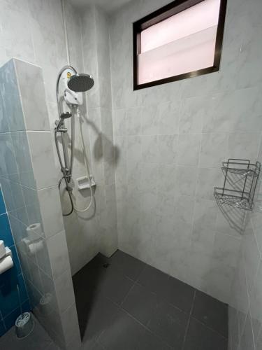 芭东海滩Grand View Premium的浴室内配有淋浴和头顶淋浴