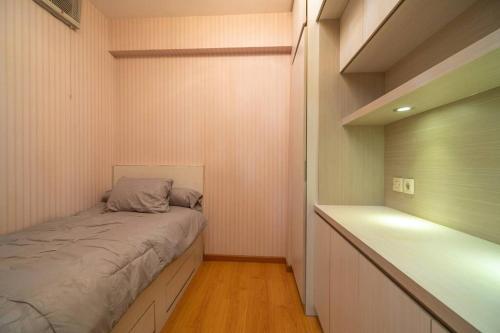 雅加达Comfy & stylish 2 Bedrooms At Bassura city的一间小卧室,卧室内配有一张床铺