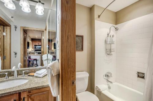 斯诺马斯村Laurelwood Condominiums 110的浴室配有卫生间、盥洗盆和浴缸。