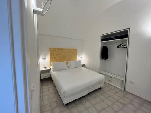 马奥莱Mana House2的卧室配有白色的床和冰箱。