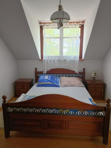纳尔提Dar Lasu的一间卧室配有一张带窗户的床