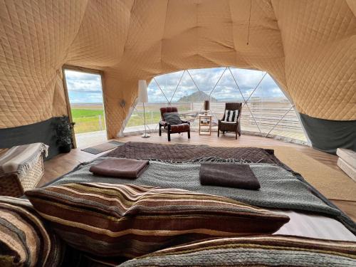 霍尔斯沃德吕尔Aurora Dome on the South Coast的帐篷内一间卧室,配有一张大床