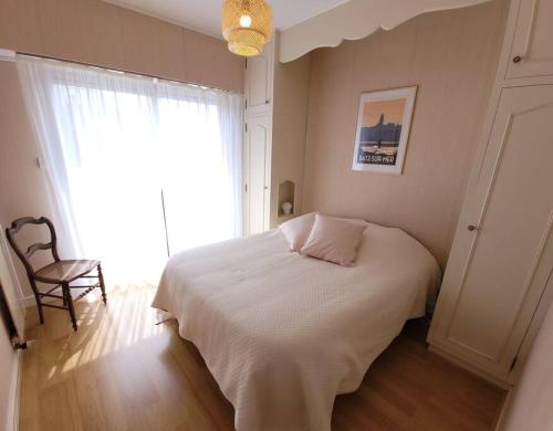 勒克鲁西克Bien-être & Panorama - Les Gîtes de la Côte d'Amour的卧室配有白色的床和窗户。
