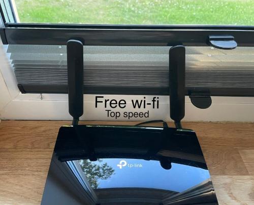 派尔努Centre Premium的窗户上贴有标志,上面写着免费WiFi的顶级速度