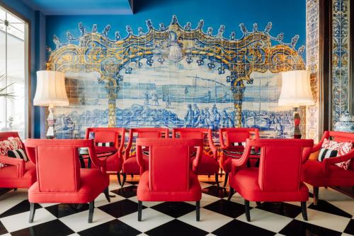 波尔蒂芒贝拉维斯塔酒店&Spa - 休闲&城堡的一间设有红色椅子的房间和壁画墙