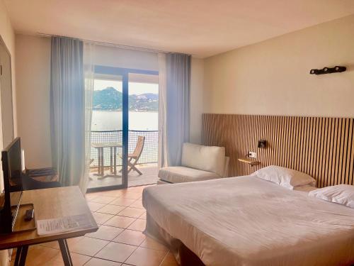 卡尔卡托吉奥卡斯特尔欧西诺酒店的酒店客房设有一张床,享有海景。