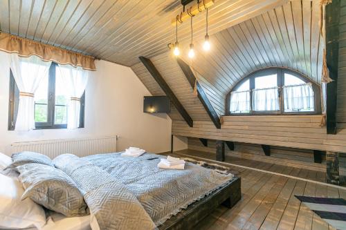 布朗Old Cottage的一间卧室设有一张床和木制天花板