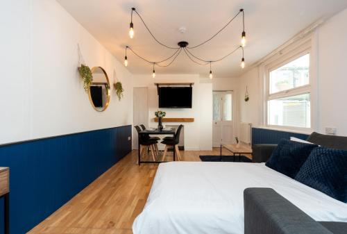 大雅茅斯Coastal Modern One Bedroom Apartment Free Parking的一间卧室设有一张床和一间客厅。