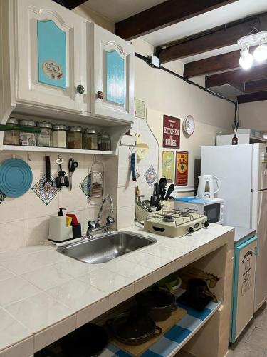 乌斯怀亚Departamento Cervantes的厨房配有水槽、炉灶和冰箱