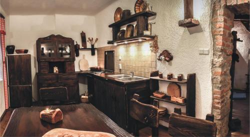 TršćeHoliday Home Gorski Lazi的厨房配有木制橱柜和水槽。