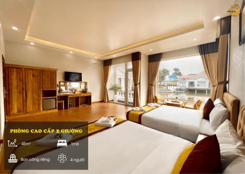 Tri TônRồng Vàng Resort的酒店客房设有两张床和电视。