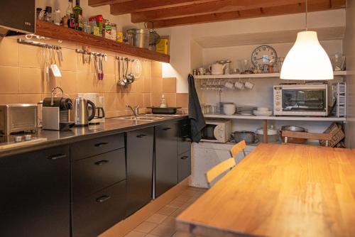 巴黎Le Garage的厨房配有木桌和台面