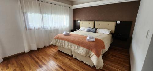 埃博森Hotel Cordillera的一间卧室配有一张大床和两条毛巾