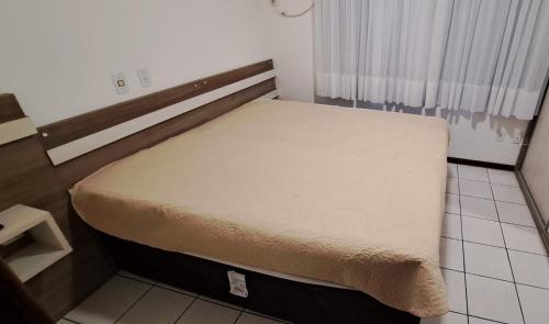 伊塔佩马Descanso a 100m do Mar的一间小卧室,卧室内配有一张床铺