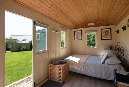 博德明Safari Cornwall的房屋内一间卧室,配有一张床