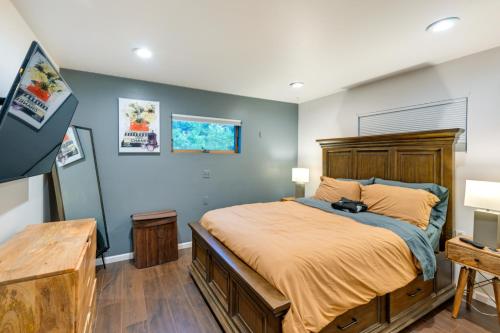 法明代尔Long Island Home with Deck, Yard, 5 Mi to Beach!的一间卧室配有一张带木制床头板的床