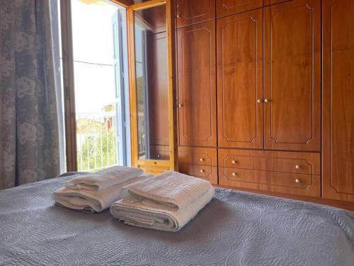 Ayía KiriakíAglaia's traditional house的卧室内床边的两条毛巾