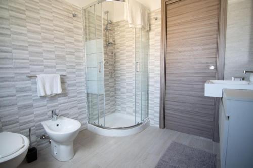 拉努塞伊La Finestra Sul Mare的带淋浴、卫生间和盥洗盆的浴室