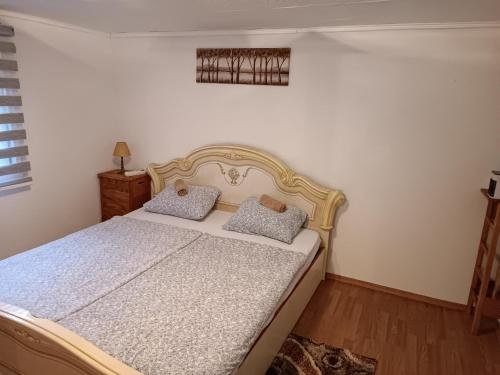亚伊采Cottage Auto Camp Vinac的一间卧室配有一张大床和两个枕头