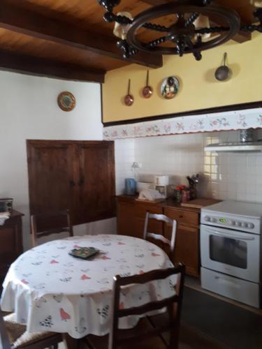 LascabanesLa maison de Juliette En haut的厨房配有桌子和炉灶。 顶部烤箱