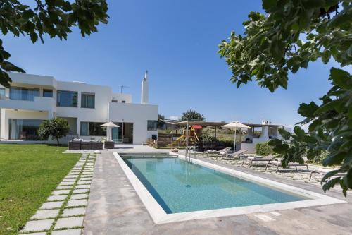 Mikro MetochiLux Villa Mia with Heated Pool, 2km to Beach & Childrens Area!的房屋前的游泳池